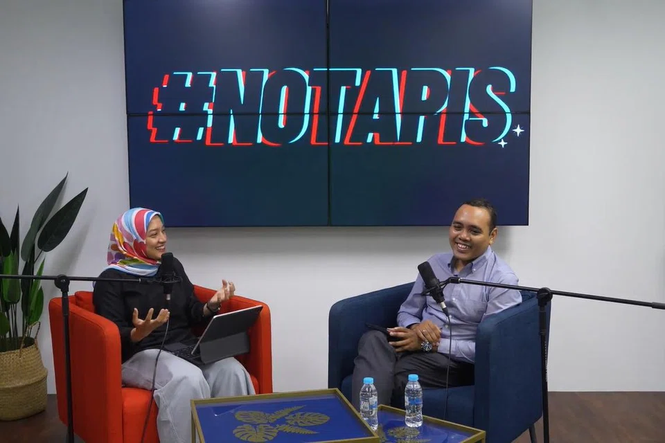 LEBIH GAH: Pengerusi Bulan Bahasa, Encik Zhulkarnain Abdul Rahim (kanan), berkongsi bersama hos #NoTapis Berita Harian, Natasha Mustafa bahawa kegiatan dan program sepanjang kempen Bulan Bahasa bukan sahaja dianjurkan oleh badan-badan Melayu, malah oleh bangsa lain juga.
