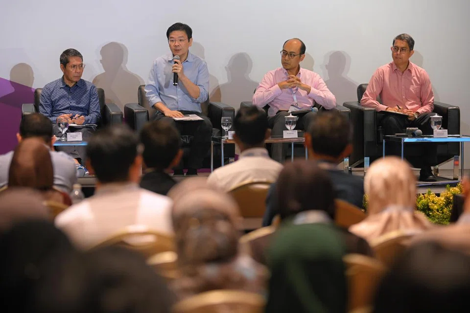 Encik Lawrence Wong (dua dari kiri) merupakan antara panel di sesi dialog di Konvensyen Nasional keempat AMP Singapura di Max Atria @ Singapore Expo pada Oktober 2022.