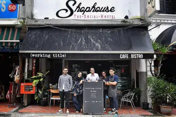 KAFE 'HIPSTER': Encik Mustaffa (tiga dari kanan) di depan salah satu kafe miliknya, Working Title, di Arab Street. - Foto-foto BM oleh ARIFFIN JAMAR