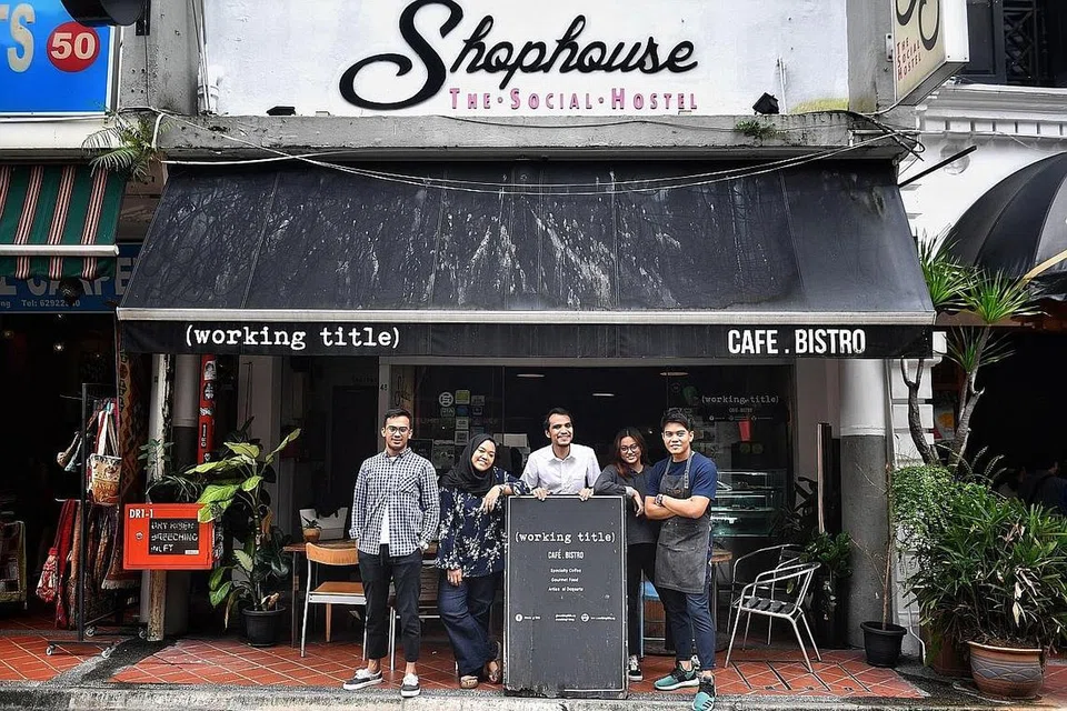 KAFE 'HIPSTER': Encik Mustaffa (tiga dari kanan) di depan salah satu kafe miliknya, Working Title, di Arab Street. - Foto-foto BM oleh ARIFFIN JAMAR