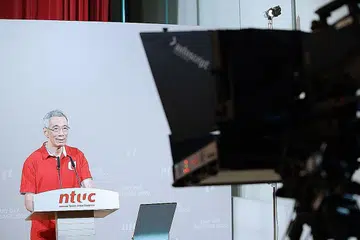 UCAPAN: Perdana Menteri Lee Hsien Loong lazimnya menyampaikan mesej Hari Buruh di Rapat Hari Buruh anjuran NTUC di hadapan ribuan hadirin. Tahun ini akibat langkah pemutus litar, Encik Lee menyampaikan mesej itu menerusi televisyen dan pelbagai saluran media sosial.- Foto MCI