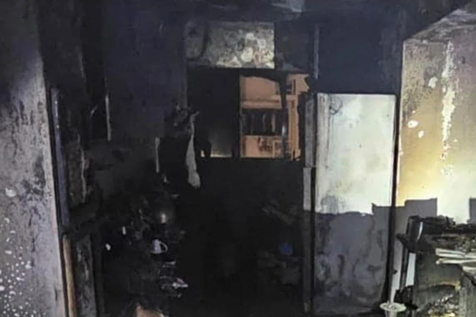 SUMBER ELEKTRIK: Dapur yang terjejas akibat kebakaran yang bermula dari sumber elektrik di flat di Sengkang East Avenue.