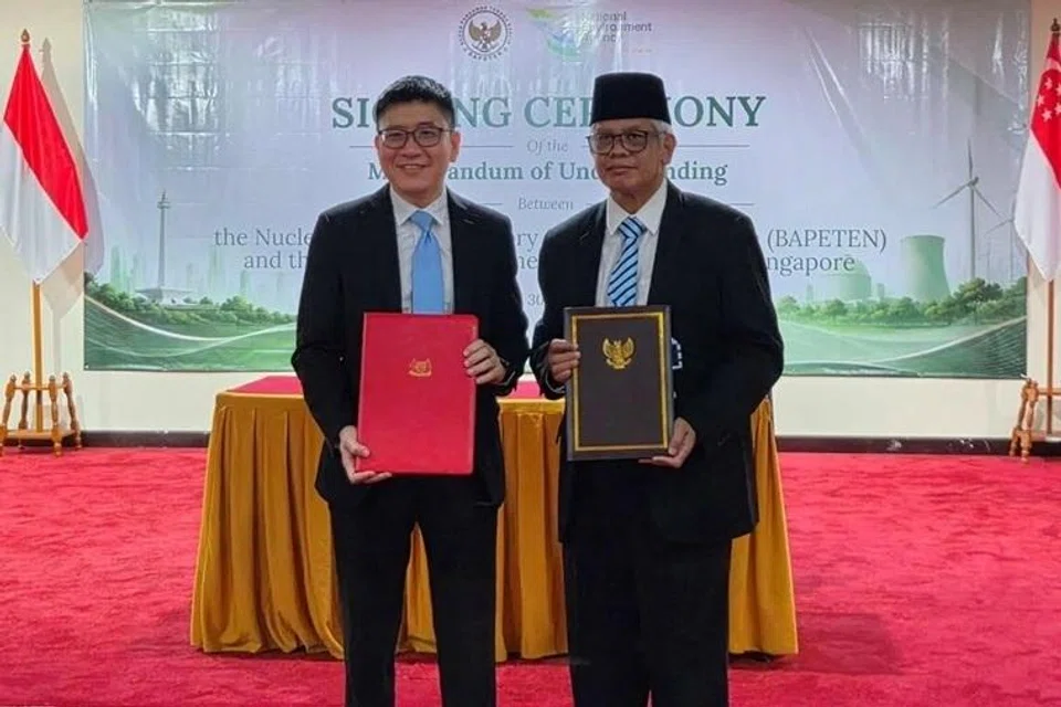 MOU ditandatangani pada 30 Jun di Jakarta oleh Ketua Pegawai Eksekutif NEA Encik Benjamin Koh (kiri) dan Pemangku Pengerusi Agensi Pengawalseliaan Tenaga Nuklear Republik Indonesia Encik Zainal Arifin.