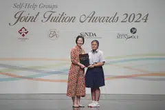 Faiqa Alisa Putri Mohamed Faiz menerima anugerah Pelajar Keseluruhan Terbaik (PSLE) pada majlis Anugerah Tuisyen Bersama (JTA) 2024 yang berlangsung di Politeknik Republik pada 24 Ogos 2024 lalu bersama tetamu terhormat, Menteri Negara (Pendidikan merangkap Tenaga Manusia), Cik Gan Siow Huang.