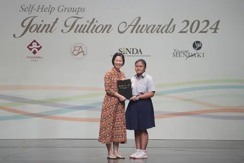 Faiqa Alisa Putri Mohamed Faiz menerima anugerah Pelajar Keseluruhan Terbaik (PSLE) pada majlis Anugerah Tuisyen Bersama (JTA) 2024 yang berlangsung di Politeknik Republik pada 24 Ogos 2024 lalu bersama tetamu terhormat, Menteri Negara (Pendidikan merangkap Tenaga Manusia), Cik Gan Siow Huang.
