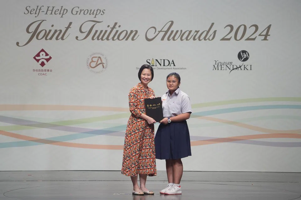 Faiqa Alisa Putri Mohamed Faiz menerima anugerah Pelajar Keseluruhan Terbaik (PSLE) pada majlis Anugerah Tuisyen Bersama (JTA) 2024 yang berlangsung di Politeknik Republik pada 24 Ogos 2024 lalu bersama tetamu terhormat, Menteri Negara (Pendidikan merangkap Tenaga Manusia), Cik Gan Siow Huang.