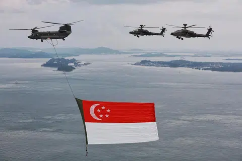 TERBANG LALU BENDERA NEGARA: Acara ikonik seperti terbang lalu bendera negara yang dibawa helikopter CH-47SD Chinook dan diiringi dua helikopter penyerang Apache AH-64D akan terus diadakan pada Perbarisan Hari Kebangsaan 2023. 