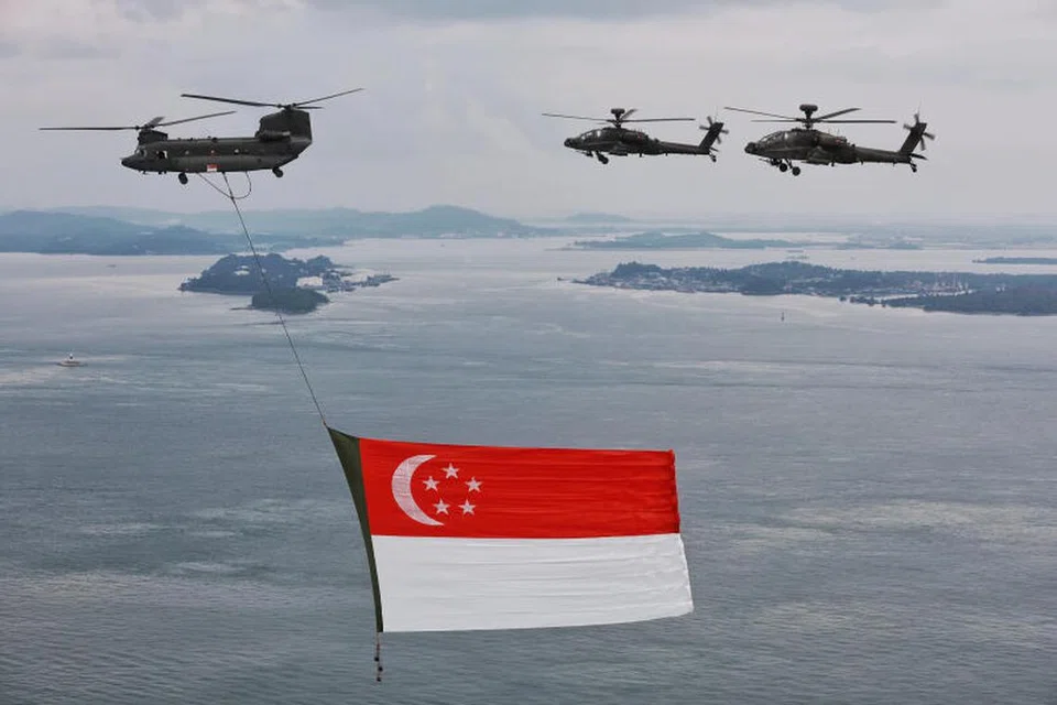 TERBANG LALU BENDERA NEGARA: Acara ikonik seperti terbang lalu bendera negara yang dibawa helikopter CH-47SD Chinook dan diiringi dua helikopter penyerang Apache AH-64D akan terus diadakan pada Perbarisan Hari Kebangsaan 2023. 