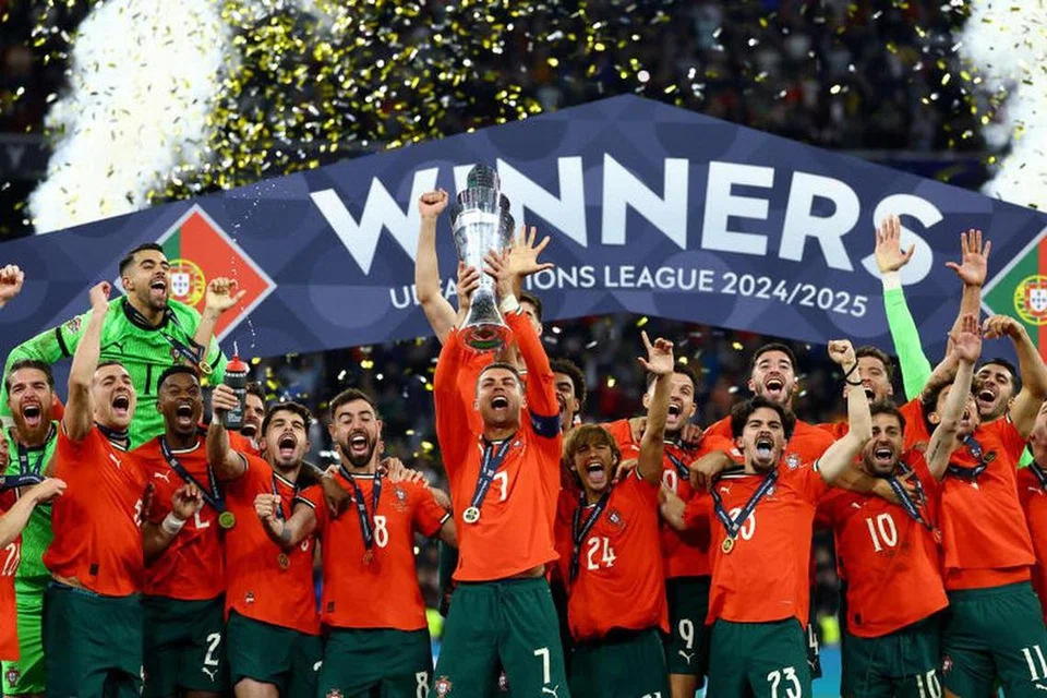 Cristiano Ronaldo dari Portugal menjulang  trofi sambil raikan bersama rakan sepasukan selepas menang Liga Negara-Negara.