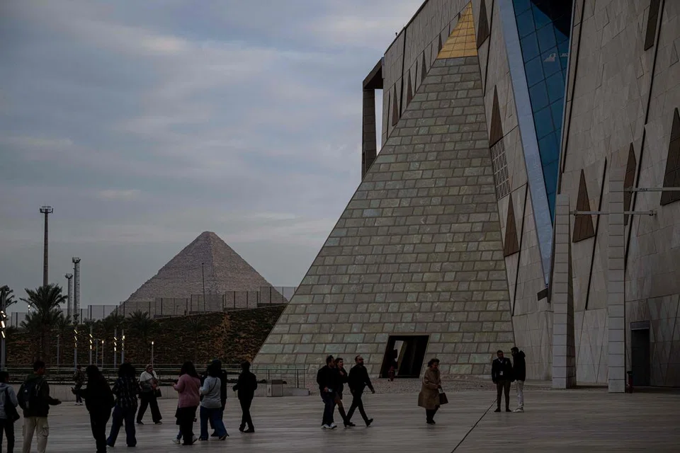 Muzium Agung Mesir di Giza, di pinggir barat daya ibu negara Kahirah itu terletak berhampiran Piramid Giza dan menjanjikan pengalaman sejarah yang mendalam.