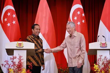 Perdana Menteri, Encik Lee Hsien Loong (kanan) dan Presiden Indonesia, Encik Joko Widodo, berjabat tangan semasa satu sidang media bersama di Rahat Pemimpin Singapura-Indonesia di Istana di Singapura pada Mac 2023. 