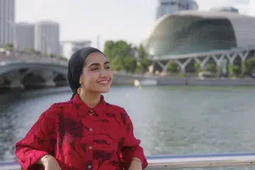 Penyanyi setempat Shareefa Aminah Abdul Shariff atua lebih dikenali sebagai Shazza, merakamkan rasa cinta kepada Singapura melalui lagu dan video muzik yang ditulis dan diterbitkan sendiri, berjudul ‘Way Back Home’, sempena Hari Kebangsaan Singapura yang ke-60.