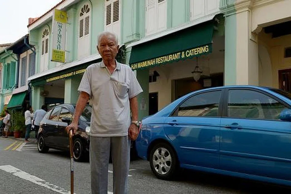 ZAMAN GEMILANG ORANG BANJAR BERMULA DI JALAN PISANG: Encik Burhan dibesarkan di rumah 17 Jalan Pisang, yang kini merupakan Restoran Hajah Maimunah - Foto-foto TUKIMAN WARJI