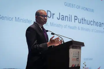 MEMPERTINGKAT INOVASI PENJAGAAN KESIHATAN: MOU yang ditandatangani oleh SingHealth dan Institut Teknologi Singapura (SIT) semalam bertujuan menyediakan peluang pembelajaran dan penyelidikan kepada para pelajar SIT. - Foto BH oleh GAVIN FOO