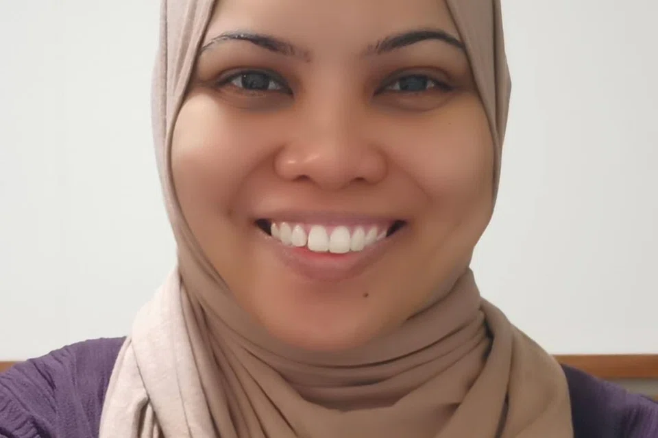 PEMBELAJARAN SEPANJANG HAYAT: Cik Siti Noraliz Fatholmoein tekun mengikuti Program Takrif Islam (PTI) di Institut Pengajian Islam Pergas (IPIP).