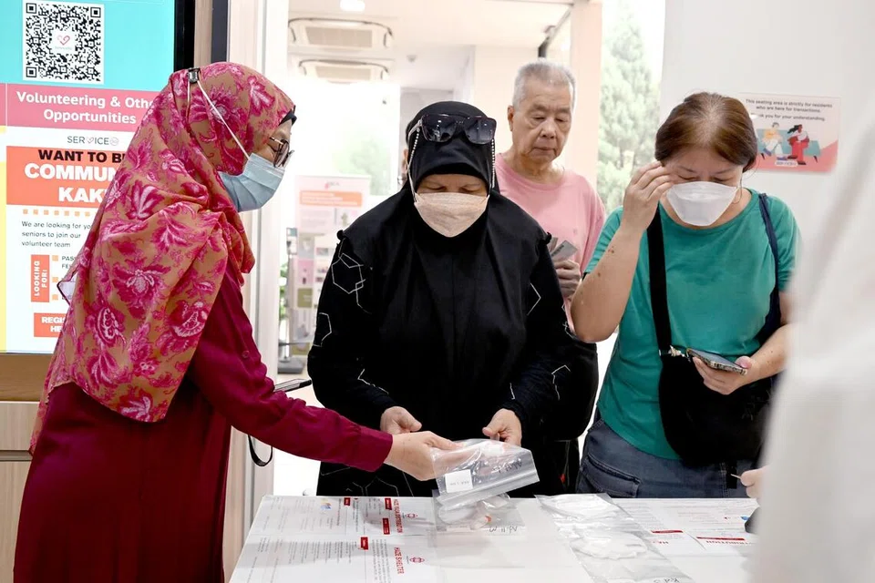 Bagi warga Singapura yang ingin mendapatkan pelitup N95, mereka yang layak termasuklah warga Generasi Perintis dan Generasi Merdeka, pemegang kad Skim Bantuan Kesihatan Masyarakat (Chas) berwarna biru dan jingga, pemegang Kad Pengecualian Bayaran Perubatan serta penerima bantuan ComCare.
