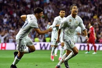 JARINGAN GOL REAL MADRID: Pemain penyerang Real Madrid Cristiano Ronaldo (kanan) bersorak riang bersama pemain midfield Real Madrid Marco Asensio (kiri) selepas beliau menjaringkan gol dalam perlawanan dengan Sevilla FC. - Foto AFP