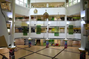 SUNYI-SEPI: Joo Chiat Complex yang biasanya menjadi pusat tarikan masyarakat Melayu sunyi-sepi pada hari pertama 'pemutus litar' jangkitan Covid-19 apabila semua kedai di situ ditutup. - Foto BH oleh KHALID BABA 