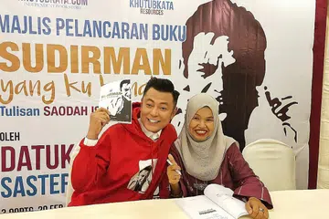 HASILKAN BUKU SEBAGAI PENGHORMATAN: Wartawan hiburan Saodah Ismail dan Dato' Aznil Nawawi di majlis pelancaran buku penyanyi popular pada 1980-an lalu, Allahyarham Sudirman Haji Arshad, berjudul 'Sudirman Yang Ku Kenal', di Kuala Lumpur pada Rabu lalu. - Foto HANIM MOHD SALEH