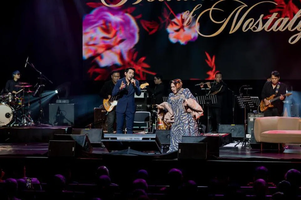 SEJUKKAN HATI: Hetty Koes Endang (kiri) berduet lagu Kasih dengan Khai Bahar di samping memberi jaminan beliau ada sebagai tokoh seorang ibu buat Khai yang baru kehilangan ibunya.