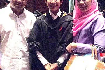 BIJAK MEMBUAT KEPUTUSAN: Cik Nurdayana Nordin (tengah) mencapai kecemerlangan, menggenggam ijazah sarjana muda jurusan Sains Biomedikal Kepujian Kelas Pertama dari MDIS baru-baru ini. Bersamanya ibunya, Cik Rahimah Omar (kanan) dan bapanya Encik Abdul Aziz Ahmad (kiri). - Foto ihsan NURDAYANA NORDIN