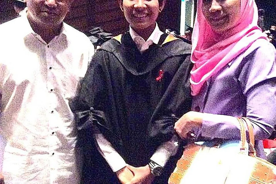 BIJAK MEMBUAT KEPUTUSAN: Cik Nurdayana Nordin (tengah) mencapai kecemerlangan, menggenggam ijazah sarjana muda jurusan Sains Biomedikal Kepujian Kelas Pertama dari MDIS baru-baru ini. Bersamanya ibunya, Cik Rahimah Omar (kanan) dan bapanya Encik Abdul Aziz Ahmad (kiri). - Foto ihsan NURDAYANA NORDIN