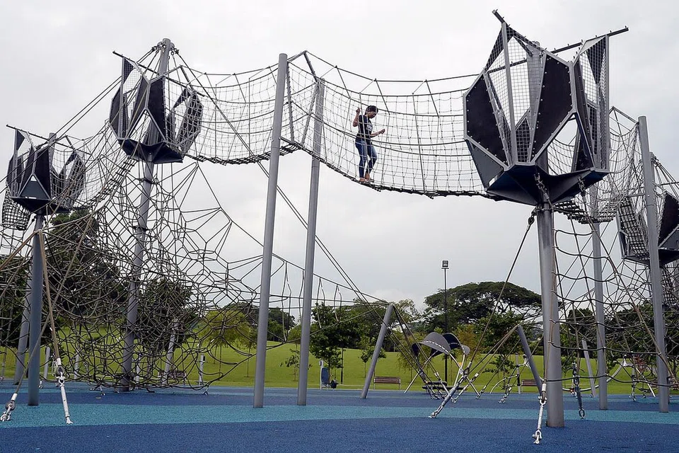TAMAN PERMAINAN UNTUK SEMUA: Taman permainan besar di Woodlands Waterfront ini sesuai dinikmati semua peringkat umur. - Foto fail