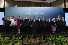 PERIKATAN DEMI MASA DEPAN: Menteri Tenaga Manusia Asean termasuk Cik Josephine Teo (tiga dari kiri) bersama Pengarah Umum ILO, Encik Guy Ryder (dua dari kanan), dalam sidang pekerjaan di Pusat Konvensyen Raffles City semalam. - Foto MOM