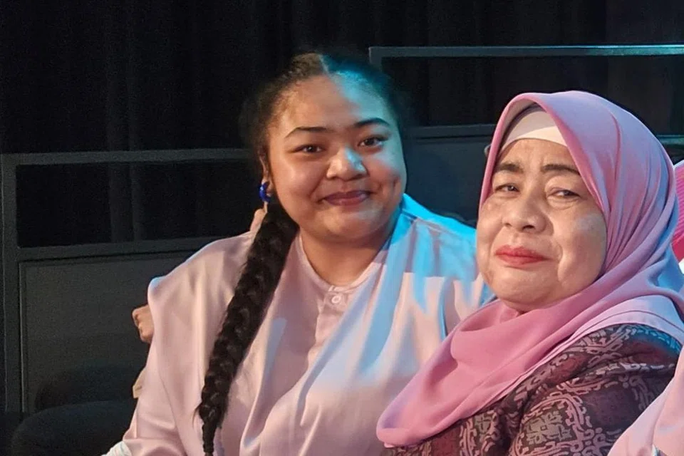 Cik Puteri Nur Afiqah Abdul Latiff, yang menghidapi barah kelenjar atau tiroid, turut menjaga ibunya, Cik Rahmah Adrus, yang juga merupakan pesakit barah buah dada.