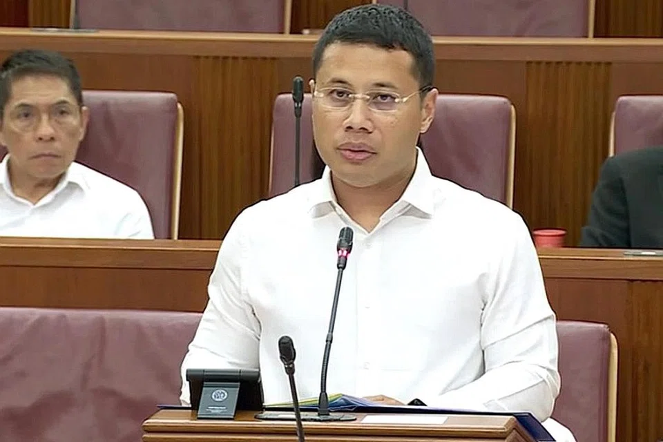 PULIHARA RUANG MARIN: Menteri Pembangunan Negara, Encik Desmond Lee (atas), menerapkan bahawa sebagai sebuah negara yang kecil, Singapura sentiasa perlu mengimbangi pemuliharaan alam semula jadi dengan keperluan pembangunan. - Foto fail