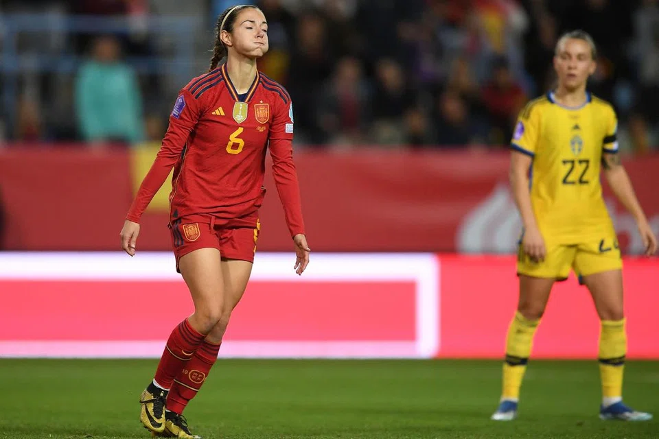 TUNGGAK SEPANYOL DAN BARCELONA: Aitana Bonmati (kiri) memainkan peranan penting dalam pasukan Sepanyol yang menjulang Piala Dunia 2023 di Sydney. Dengan kecederaan serius kapten dan pemain utama Barcelona, Alexia Putellas, Aitana Bonmati (tangan di kepala), menjadi pemain penting dan memikul tugas sebagai kapten pasukan Catalan itu.