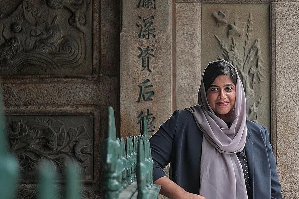 MAHU BAWA PERUBAHAN: Melibatkan diri dalam usaha antara agama telah membawa pengurus besar IRO, Cik Nazhath Faheema (gambar), lebih dekat kepada kepercayaannya sendiri, serta mengubah pandangan orang yang di sekelilingnya. - Foto BM oleh JASON QUAH