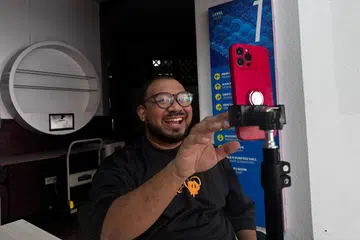 Encik Mahy Umar bersiaran langsung di TikTok untuk mempromosikan Perkhidmatan Pembersihan Kubur anjuran Masjid Alkaff Kampung Melayu bagi mengumpul dana masjid.
