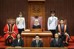 UCAPAN BUKA PARLIMEN: Presiden Halimah Yacob (tengah) menyampaikan Ucapan Presiden apabila Persidangan Kedua Parlimen Ke-14 dibuka pada malam 10 April. Turut hadir di Parlimen pada Isnin ialah Speaker Parlimen, Encik Tan Chuan-Jin (kanan), dan Ketua Hakim Negara, Encik Sundaresh Menon (kiri). - 