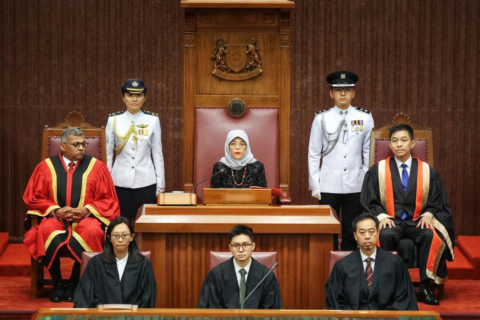 UCAPAN BUKA PARLIMEN: Presiden Halimah Yacob (tengah) menyampaikan Ucapan Presiden apabila Persidangan Kedua Parlimen Ke-14 dibuka pada malam 10 April. Turut hadir di Parlimen pada Isnin ialah Speaker Parlimen, Encik Tan Chuan-Jin (kanan), dan Ketua Hakim Negara, Encik Sundaresh Menon (kiri). - 