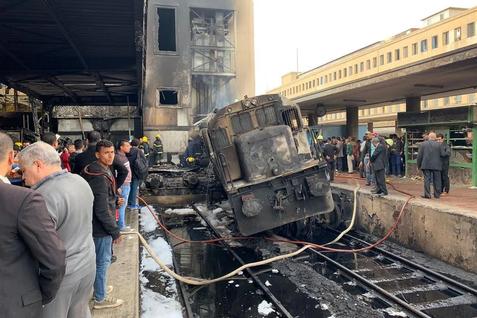 TERBAKAR SELEPAS LANGGAR PENGADANG: Tren yang tergelincir lalu melanggar pengadang di stesen Ramses Rabu lalu kelihatan terbiar di landasan. Nahas tren disifatkan sebagai perkara biasa di Mesir. - Foto EPA-EFE