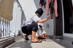 Pembantu rumah terbabit dilihat memukul anjing jenis ‘poodle’ yang sedang meraung dalam kesakitan menerusi rakaman kamera litar tertutup (CCTV) di rumah majikannya.