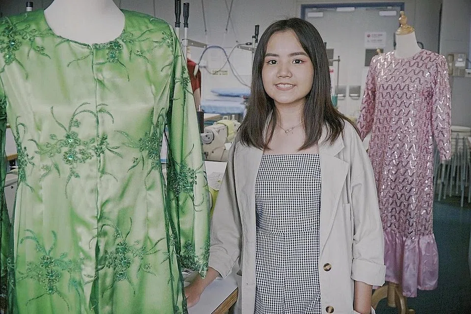 TANAM SIKAP BERDIKARI: Cik Mahsuri Minhat yang kehilangan ibunya kerana barah Februari lalu, bekerja keras majukan diri dalam bidang fesyen sebagai janji kepada arwah ibunya bahawa inilah bidang yang ingin diusahakan sebagai kerjaya cemerlang.- Foto POLITEKNIK TEMASEK