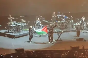 Dua anggota kumpulan Massive Attack dilihat memegang bendera Palestin di atas pentas semasa konsert pada 29 Julai.