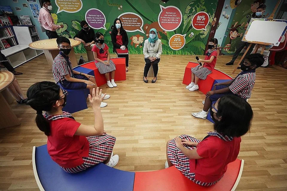 PERBINCANGAN: Puan Halimah (tengah) berbincang dengan pemimpin-pemimpin murid Sekolah Rendah Yuhua akan cara-cara mereka boleh membantu rakan sekolah yang memerlukan bantuan dari segi sokongan emosional. - Foto BH oleh JASON QUAH