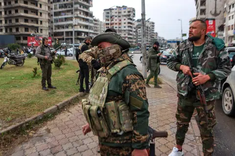 Anggota militan yang bersekutu dengan pentadbiran baru Syria mengawal di jalan utama bandar pesisir Latakia pada 26 Disember. Langkah keselamatan itu susulan pelancaran operasi oleh pihak berkuasa baru di kawasan kubu kuat mantan presiden Encik Bashar al-Assad.