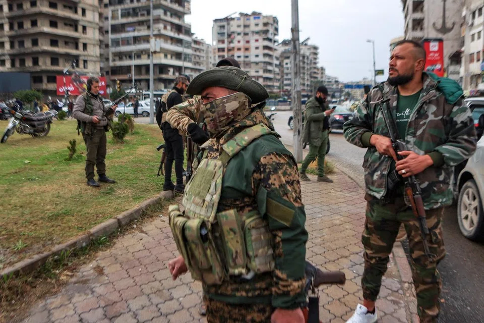 Anggota militan yang bersekutu dengan pentadbiran baru Syria mengawal di jalan utama bandar pesisir Latakia pada 26 Disember. Langkah keselamatan itu susulan pelancaran operasi oleh pihak berkuasa baru di kawasan kubu kuat mantan presiden Encik Bashar al-Assad.