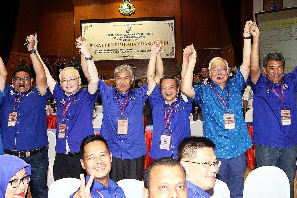 BN RAIKAN KEMENANGAN BESAR: (Dari kiri) Ketua bahagian Umno Tanjung Jefridin Atan, Presiden MCA Wee Ka Siong, Presiden Umno Ahmad Zahid Hamidi, Calon BN yang menang Wee Jeck Seng, Mantan PM Najib Razak dan Timbalan Presiden Umno Mohamad Hasan. - Foto THE STAR.