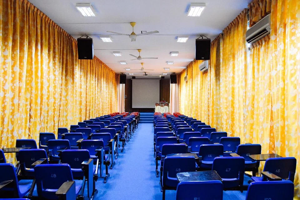 Dewan Halijah di Masjid Ar-Raudhah ini dibina atas usaha Allahyarham Suparman sebagai kemudahan tambahan untuk kegiatan agama dan sosial di masjid itu.