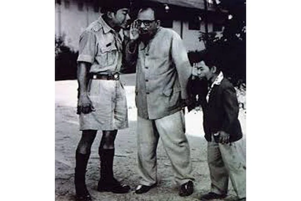 BERSAMA PELAKON TERKENAL: Ahmad C (kiri) bersama pelakon Ahmad Nisfu (tengah) dan Ibrahim Pendek dalam satu adegan filem di studio Jalan Ampas. - Foto SHAW FILM 
