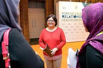 TINGKATKAN ILMU DAN KEUPAYAAN FIZIKAL: Ketua Klinik Jatuh dan Imbang (Perubatan Geriatrik), Hospital Tan Tock Seng, Dr Noor Hafizah Ismail (tengah), yang menjalankan kajian ke atas lebih 1,600 warga senja berusia 57 dan ke atas bagi mencegah mereka daripada terjatuh mendapat tempat kedua Pertandingan Saintifik bagi kategori Anugerah Poster Terbaik - Penyelidikan Perkhidmatan Kesihatan, bersempena Kongres Kesihatan dan Bioperubatan Singapura 2016. - Foto SHAKIR SAIFUDDIN