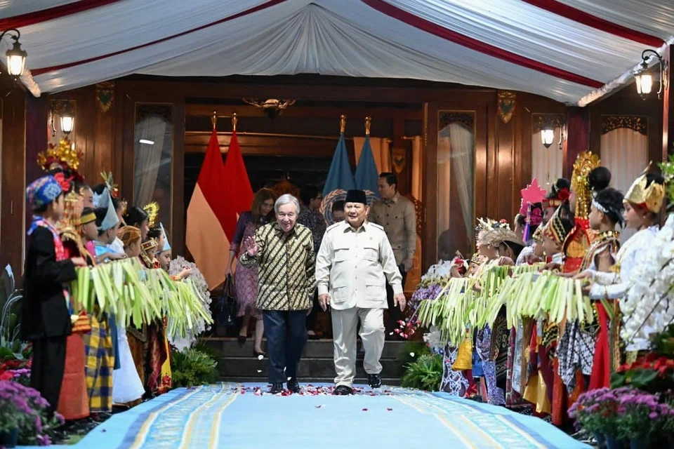 Encik António Guterres disambut Presiden Prabowo Subianto dan kedua-dua pemimpin menuju ke ruang tetamu diiringi bunyi gamelan.