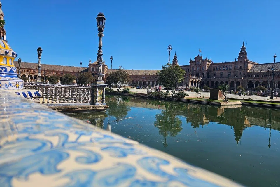 Pemandangan dari Plaza de España (Dataran Sepanyol) di Seville yang mempamerkan terusan dan jambatan ikoniknya.
