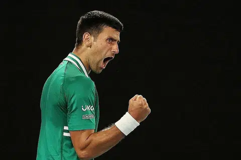 BERITA BAIK: Hakim Australia menetapkan bintang tenis Novak Djokovic dibebaskan dari pusat tahanan imigresen, sekali gus membuka laluan baginya beraksi di Terbuka Australia. - Foto REUTERS