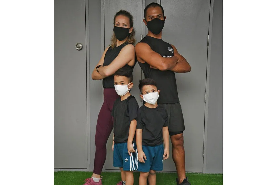 TERUSKAN BERSENAM: Encik Khidir dan isteri, Cik Sarita Birgit Takalahti, menunjukkan jenis senaman yang boleh dilakukan di rumah melalui video yang dimuat naik di laman media sosial bersama anak-anak mereka Muhammad Mikael (kiri) dan Muhammad Daniel (kanan). - Foto BH oleh KHALID BABA